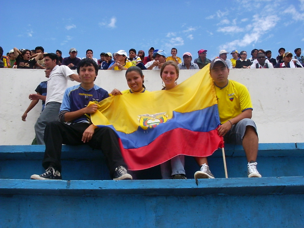Austauschschülerin mit Freunden und der Flagge Ecuadors